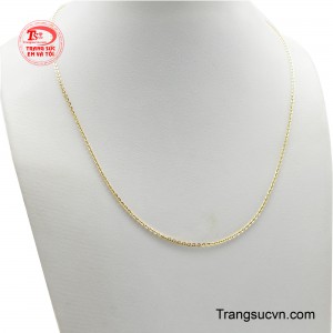 Sợi dây được kết từ những mắt xích hình chữ O mềm mại, nối tiếp nhau, tạo nên một chuỗi liền mạch, tượng trưng cho sự vĩnh cửu và hoàn hảo.