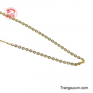 Với chất liệu vàng 18K lấp lánh, chiếc dây chuyền ôm lấy cổ, tôn lên vẻ đẹp thanh thoát, quý phái của người phụ nữ.
