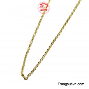 Không cần mặt dây cầu kỳ, vẻ đẹp của chiếc dây chuyền nằm ở chính sự đơn giản, thuần khiết của nó.