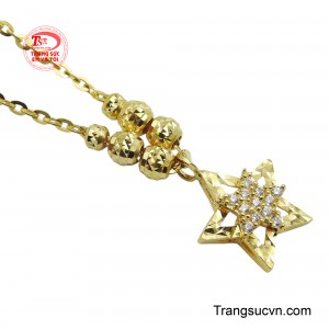 Chất liệu vàng 10K mềm mại, ôm lấy cổ, tạo nên một vẻ đẹp tinh tế, không phô trương nhưng vẫn đủ nổi bật.