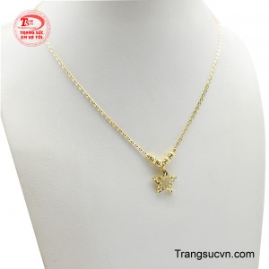 Mặt dây chuyền hình ngôi sao lấp lánh như được đính kết bởi hàng ngàn vì sao nhỏ.