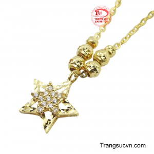 Chiếc dây chuyền này không chỉ là một món trang sức, mà còn là lời nhắc nhở rằng mỗi người phụ nữ đều là một ngôi sao, luôn tỏa sáng theo cách riêng của mình.
