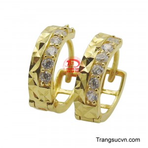 Đôi hoa tai đoợc thiết kế dạng tròn khuyên đơn giản, nhưng lại được chạm khắc những đường vân độc đáo, tạo nên hiệu ứng lấp lánh như những mảnh gương nhỏ.