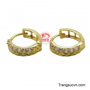 Những viên đá cz được đính tỉ mỉ ở giữa, làm tăng thêm vẻ sang trọng và rực rỡ.