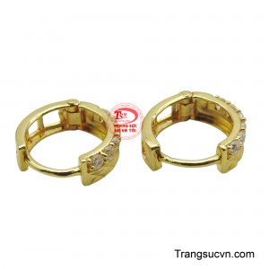Món trang sức này dễ dàng kết hợp với nhiều phong cách, từ đơn giản hàng ngày đến những bữa tiệc sang trọng.