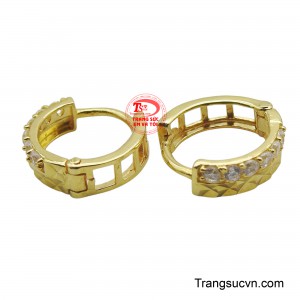 Đôi hoa tai này không chỉ là món phụ kiện, mà còn là điểm nhấn hoàn hảo cho gương mặt, giúp người phụ nữ tự tin hơn, toát lên vẻ đẹp dịu dàng, quý phái.