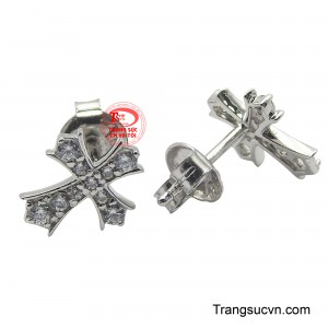 Thiết kế nhỏ gọn, tinh tế mang lại vẻ đẹp thanh lịch và trang nhã, phù hợp để đeo hàng ngày.