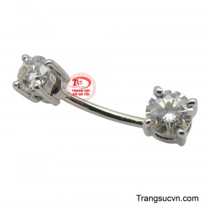 Hai viên đá Moisanite lấp lánh được đính ở hai đầu, như hai giọt sương mai đọng lại, tỏa sáng rực rỡ dưới ánh nắng.