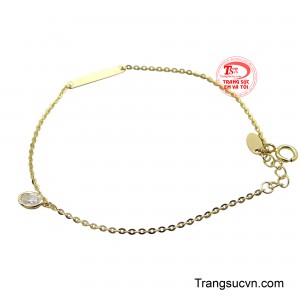 Nét độc đáo của món trang sức nằm ở sự kết hợp giữa mặt dây trơn hình chữ nhật, tượng trưng cho sự mạnh mẽ, cá tính, và viên đá trắng hình bầu dục lấp lánh, đại diện cho sự nữ tính, mềm mại.