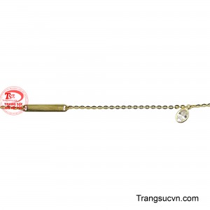 Sự đối lập hài hòa này tạo nên một món phụ kiện vừa hiện đại vừa cuốn hút, tôn vinh vẻ đẹp đa chiều của người phụ nữ.