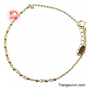 Lắc tay nữ vàng 10K đơn giản này là một biểu tượng của sự tinh giản nhưng không kém phần nổi bật. 