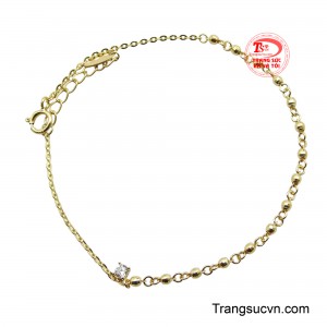 Chiếc lắc là sự kết hợp giữa dây xích mảnh và những viên bi tròn nhỏ chạy dọc, tạo nên một hiệu ứng thị giác độc đáo, vừa nhẹ nhàng vừa cá tính.