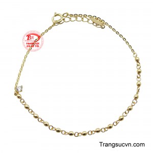 Điểm nhấn duy nhất là viên đá trắng nhỏ nhắn, lấp lánh như một giọt sương mai, mang đến vẻ đẹp thanh khiết và rạng rỡ.