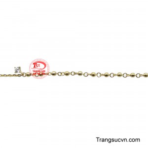 Điểm nhấn duy nhất là viên đá trắng nhỏ nhắn, lấp lánh như một giọt sương mai, mang đến vẻ đẹp thanh khiết và rạng rỡ.