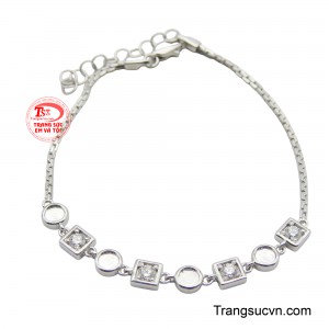 Lắc tay vàng trắng gắn kim cương là sự kết hợp hoàn hảo giữa nét cổ điển và hiện đại.