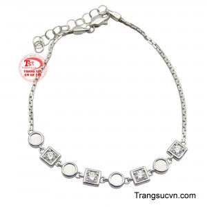 Những viên kim cương nhỏ lấp lánh được đính trên các mắt xích hình vuông, như những ngôi sao nhỏ đang tỏa sáng trên bầu trời đêm.