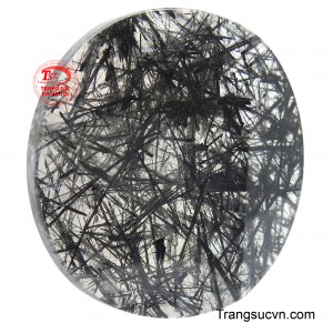 Không chỉ sở hữu vẻ ngoài huyền bí với những sợi tóc Rutile đen sắc nét, đâm chéo ngẫu hứng trên nền thạch anh trong suốt.