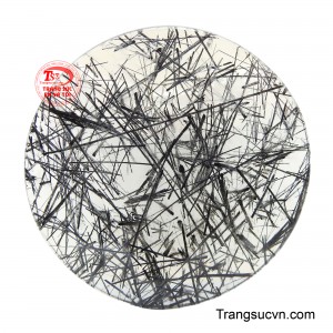 Mặt dây chuyền thạch anh tóc đẹp là một kiệt tác thiên nhiên, nơi vẻ đẹp tinh tế hòa quyện cùng sức mạnh địa chất. 