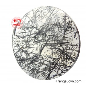 Những sợi Rutile đen huyền ảo đan xen ngẫu nhiên, tạo nên một trường năng lượng có khả năng thúc đẩy sự tập trung và minh mẫn