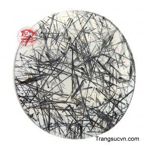 Thạch anh Tóc Đen còn được tin là giúp kích hoạt luân xa gốc, mang lại cảm giác nền tảng vững chắc và sự sung túc bền vững, biến những suy nghĩ thành hiện thực một cách hiệu quả.