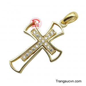 Được chế tác từ vàng 10K, thiết kế kép lồng vào nhau không chỉ tạo nên sự độc đáo mà còn thể hiện sự vững chắc của niềm tin. 