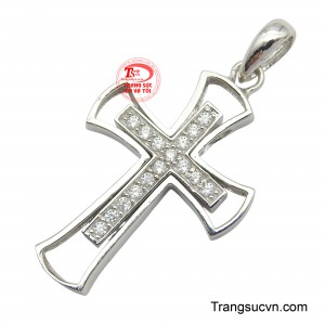 Được chế tác từ vàng trắng 10K, món trang sức này toát lên vẻ tinh khiết và hiện đại. Thiết kế lồng ghép hai thánh giá, bên trong là hàng đá lấp lánh, tượng trưng cho ánh sáng và sự bình an.