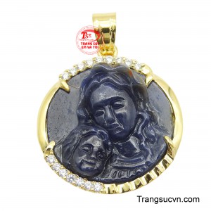 Từng đường nét được chạm khắc tinh xảo trên viên đá Sapphire màu xanh đậm, toát lên vẻ trang nghiêm và thanh khiết.