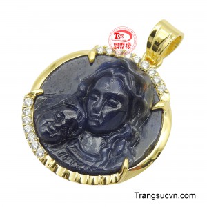 Những viên kim cương nhỏ lấp lánh như vầng hào quang bao quanh, làm nổi bật sự thiêng liêng và quý giá của tác phẩm.