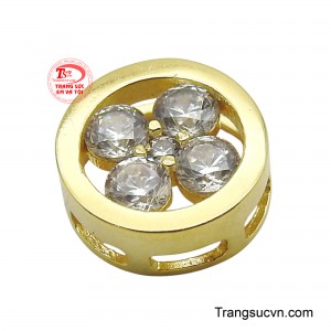 Với thiết kế hình tròn đơn giản nhưng không kém phần tinh tế, điểm nhấn chính là bông hoa bốn cánh đính đá lấp lánh ở trung tâm.