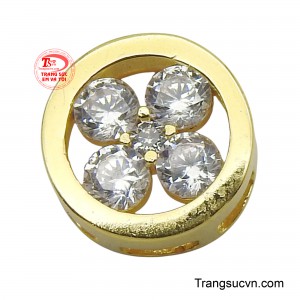 Mỗi cánh hoa là một viên đá cz được cắt gọt cẩn thận, mang lại vẻ đẹp lấp lánh và rạng rỡ.