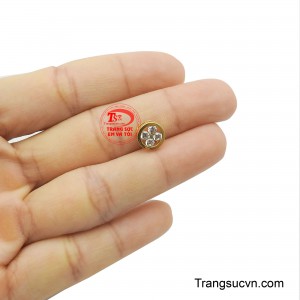 Vòng tròn vàng 18K bao bọc bên ngoài không chỉ tạo nên sự cân đối mà còn tượng trưng cho sự trọn vẹn và may mắn.