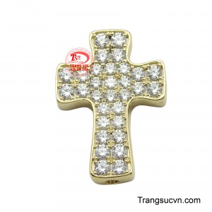 Chiếc mặt dây Thánh Giá này được chế tác từ vàng 10K, với thiết kế mạnh mẽ và hiện đại