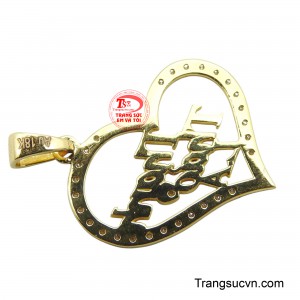 Món trang sức này không chỉ là một phụ kiện, mà còn là một kỷ vật ý nghĩa, nhắc nhở về những người thân yêu luôn hiện hữu trong tim.