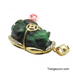 Lớp vàng 14K được chế tác tinh xảo, ôm trọn linh vật, kết hợp với những viên đá cz sáng lấp lánh, làm nổi bật vẻ đẹp của viên đá và mang lại may mắn, tài lộc cho người sở hữu.