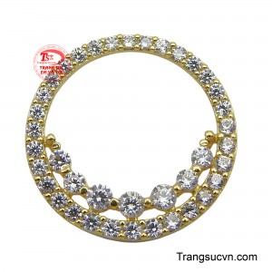 Mặt nữ vàng 18K tinh tế được chế tác từ vàng 18K cao cấp, thiết kế hình tròn độc đáo này không chỉ tạo cảm giác mềm mại, uyển chuyển mà còn gợi lên sự trọn vẹn và hoàn hảo.