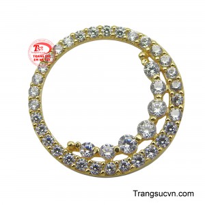 Các viên đá cz trắng lấp lánh được đính kết tỉ mỉ, tạo thành hai nửa vòng cung, như những gợn sóng lăn tăn, mang lại cảm giác chuyển động và sự sống động cho món trang sức.