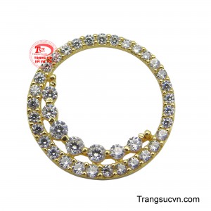 Đây không chỉ là một phụ kiện thời trang mà còn là một tác phẩm nghệ thuật, tôn vinh vẻ đẹp và phong cách cá nhân của người phụ nữ.