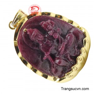Sắc đỏ tía thẫm của viên Ruby không chỉ tạo nên vẻ đẹp huyền bí, quý phái mà còn tượng trưng cho sức mạnh, nhiệt huyết và may mắn.