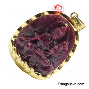 Xung quanh phật được bọc vàng 10K với thiết kế hình cánh sen ôm trọn viên đá, thể hiện sự thuần khiết và tôn kính.