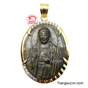 Mặt Phật sapphire bọc vàng 14K được tạc từ đá sapphire tự nhiên, hình ảnh Phật Bà hiện lên đầy từ bi, với những đường nét mềm mại và uyển chuyển, toát lên vẻ thanh tịnh và an lạc.