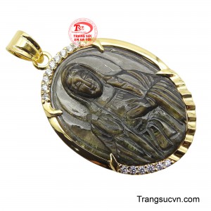 Đeo mặt Phật Bà Quan Âm bên mình, bạn sẽ cảm nhận được sự bình yên, mang lại may mắn và những điều tốt lành trong cuộc sống.