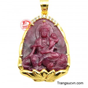 Mặt Phật tuổi Thìn bọc vàng 10K được chạm khắc tinh xảo là hình ảnh của Đức Phật Phổ Hiền Bồ Tát, vị Bồ Tát đại diện cho sự uyên thâm, lòng kiên nhẫn và sức mạnh.