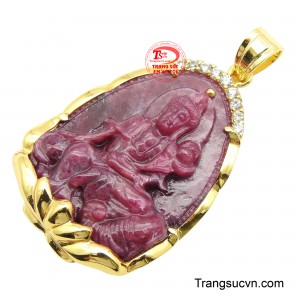 Từng đường nét chạm khắc tinh xảo trên viên đá Ruby màu đỏ thẫm toát lên vẻ trang nghiêm và từ bi.