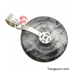 Phần bạc cao cấp không chỉ làm nổi bật vẻ đẹp huyền bí của đá mà còn đóng vai trò như một chất dẫn truyền năng lượng hiệu quả, giúp khuếch đại các thuộc tính bảo vệ và chiêu tài của thạch anh. 