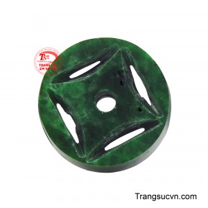 Mặt tiền Ngọc Jadeit bình an này là một hiện vật phong thủy mang vẻ đẹp cổ điển và ý nghĩa sâu sắc. 