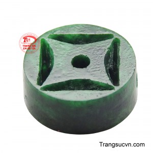 Viên ngọc có màu xanh lá cây đậm đặc trưng, tượng trưng cho sự trường thọ, sức khỏe và may mắn.