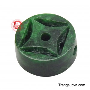 Thiết kế mặt ngọc hình tròn bên ngoài, với họa tiết đồng tiền cổ được chạm khắc tinh tế ở giữa, không chỉ thể hiện sự khéo léo của nghệ nhân mà còn mang ý nghĩa thu hút tài lộc và thịnh vượng. 