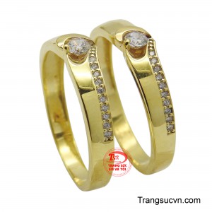 Viên đá chủ CZ lấp lánh ở trung tâm tượng trưng cho tình yêu vĩnh cửu, trong khi hàng đá nhỏ chạy dọc thân nhẫn như những ngôi sao sáng trên bầu trời đêm, minh chứng cho một tình yêu trọn vẹn và đầy ắp kỷ niệm.