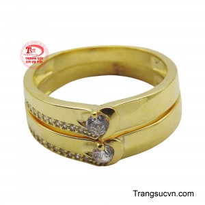 Đeo nhẫn cưới cũng chính là đeo sự trọn vẹn của một đời người, một tình yêu mãi mãi không phai.