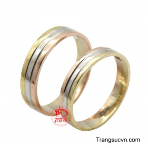 Thiết kế ba vòng lồng ghép vào nhau không chỉ mang vẻ đẹp hiện đại, mà còn tượng trưng cho sự hòa hợp, đồng điệu giữa hai tâm hồn.